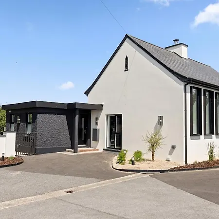 Luxury Renovated Schoolhouse 15km From Amgen Open, Doonbeg *