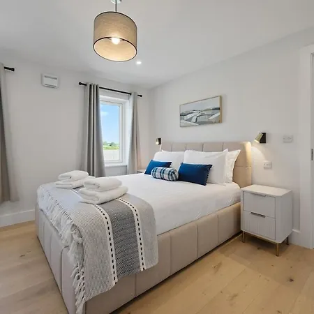 Luxury Renovated Schoolhouse 15km From Amgen Open, Doonbeg *