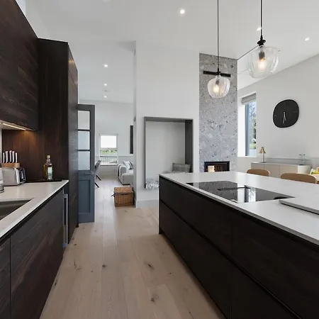 Luxury Renovated Schoolhouse 15km From Amgen Open, Doonbeg *